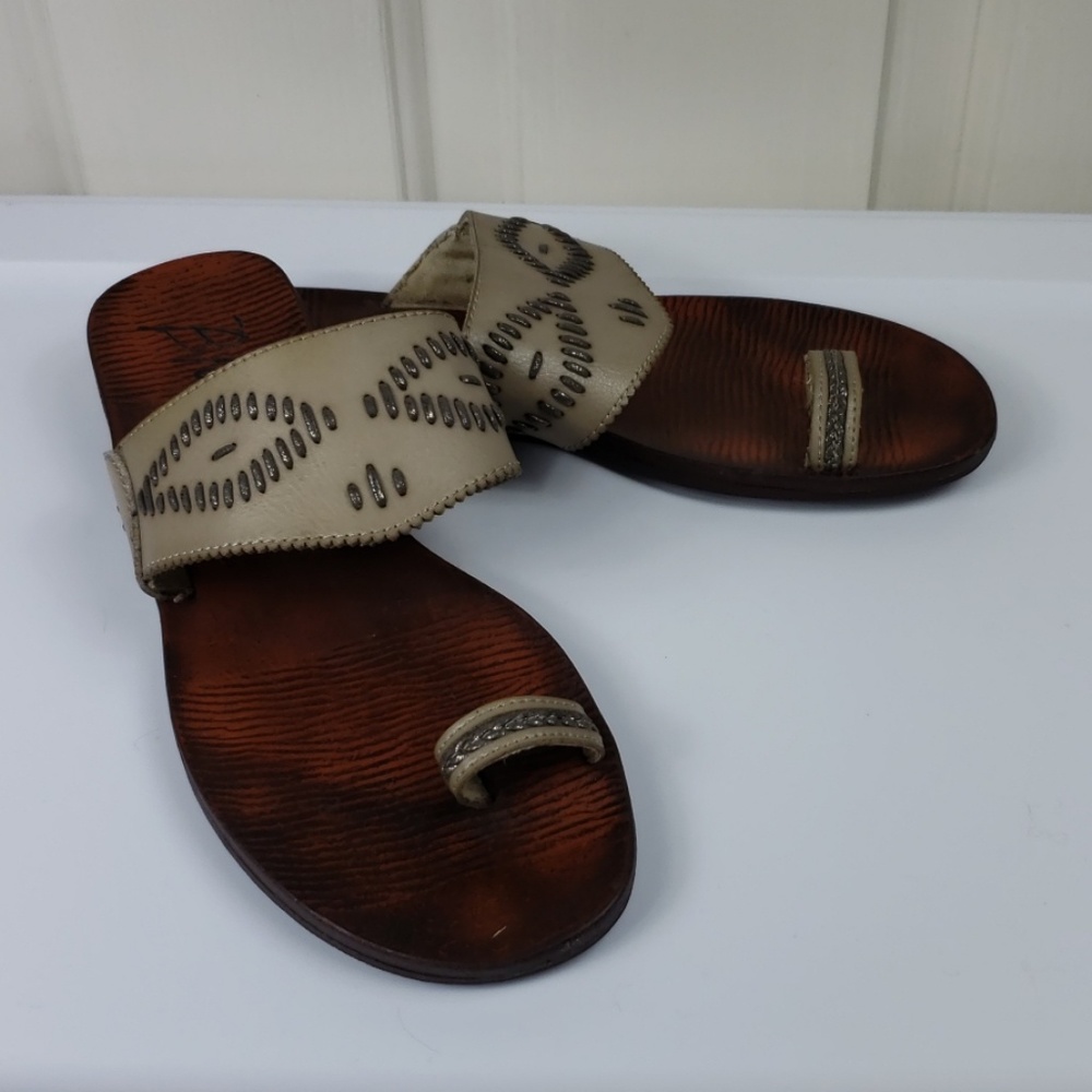 Blowfish Malibu• 9 sandal toe ring indian